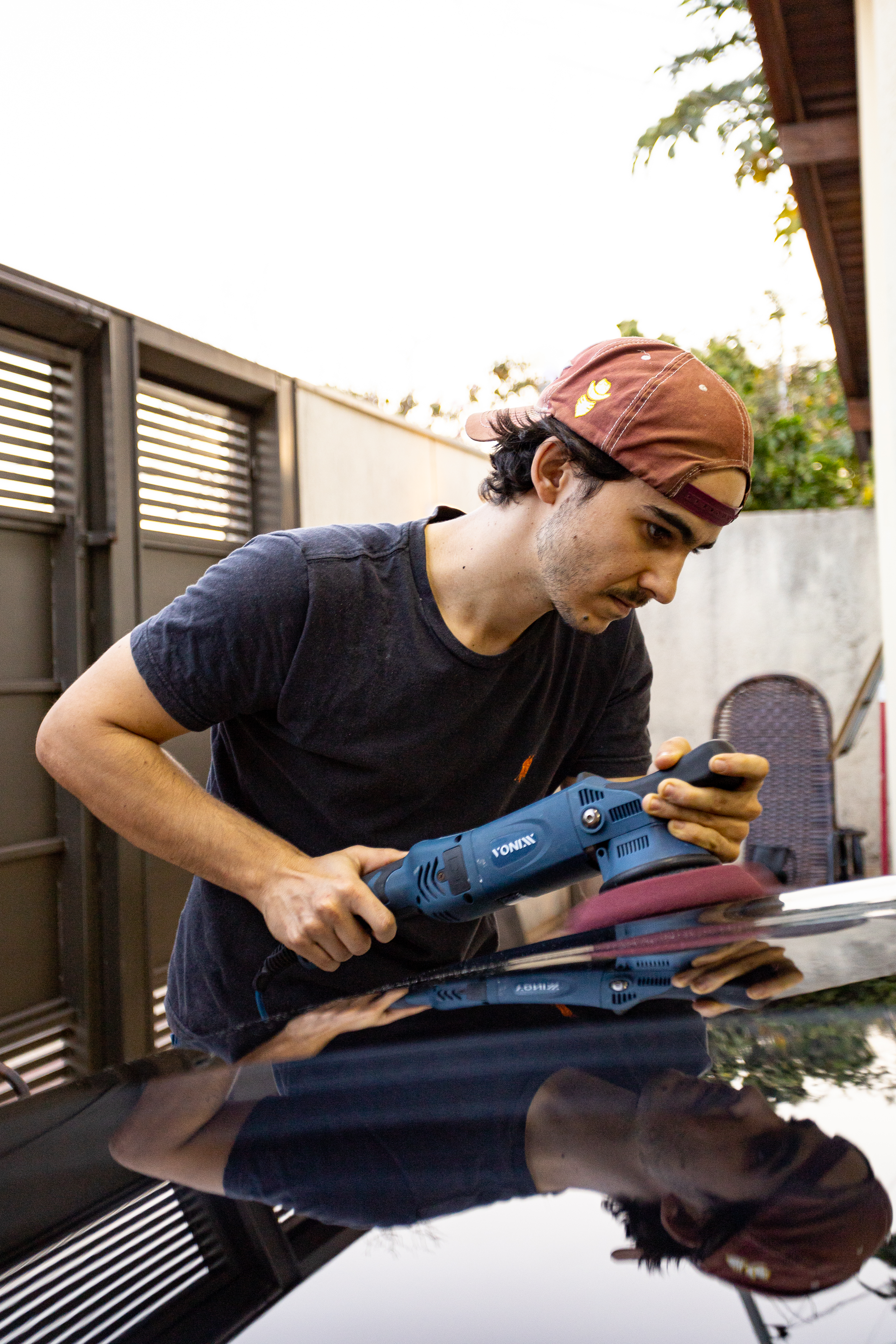 Profissional realizando polimento cristalizado