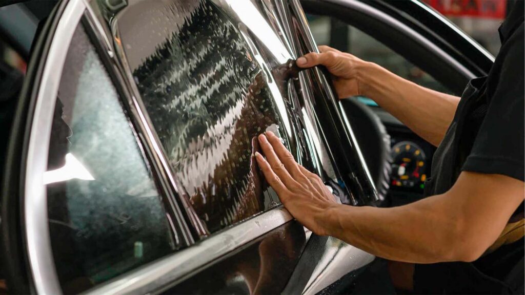 Aplicação de película automotiva